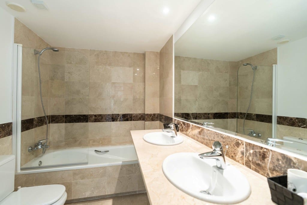 2 bedroom Apartment for sale in Calahonda with pool - € 299,000 (Ref: 8911639)