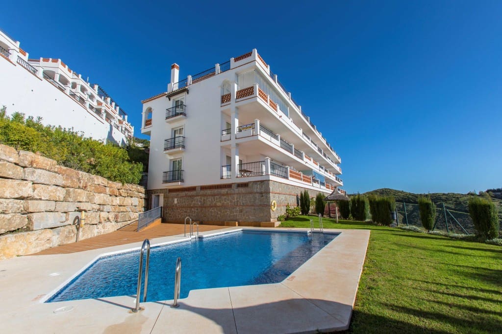 2 bedroom Apartment for sale in Calahonda with pool - € 299,000 (Ref: 8911639)