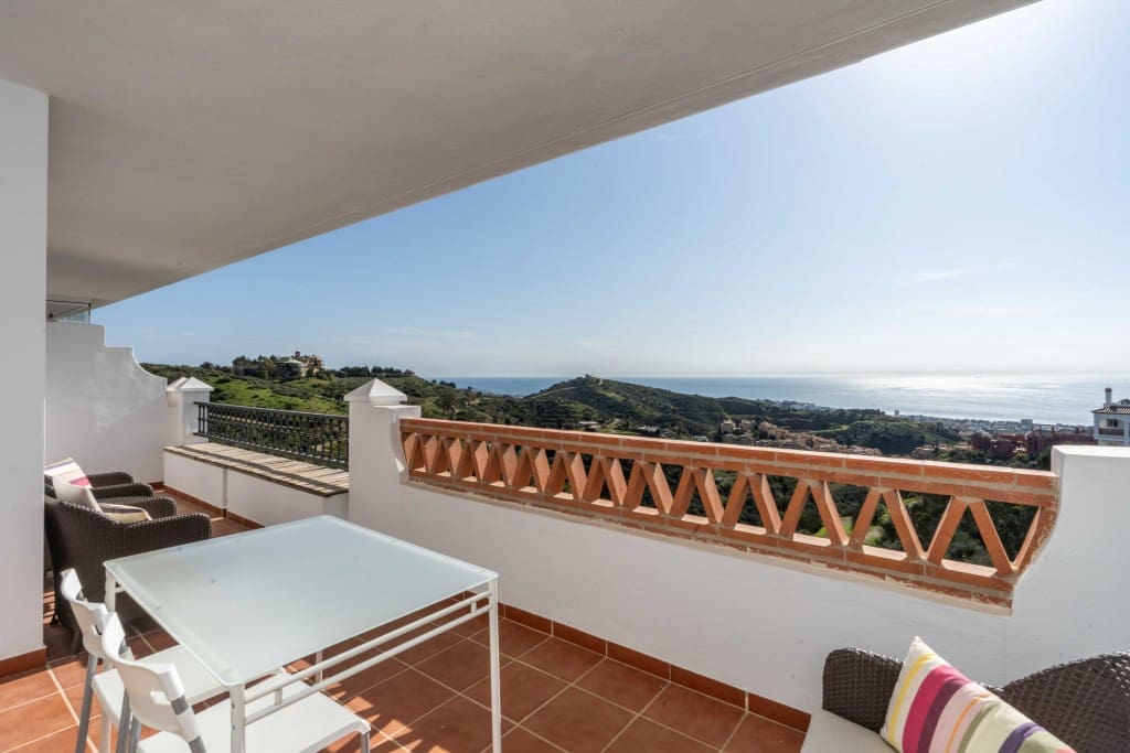 2 bedroom Apartment for sale in Calahonda with pool - € 299,000 (Ref: 8911639)