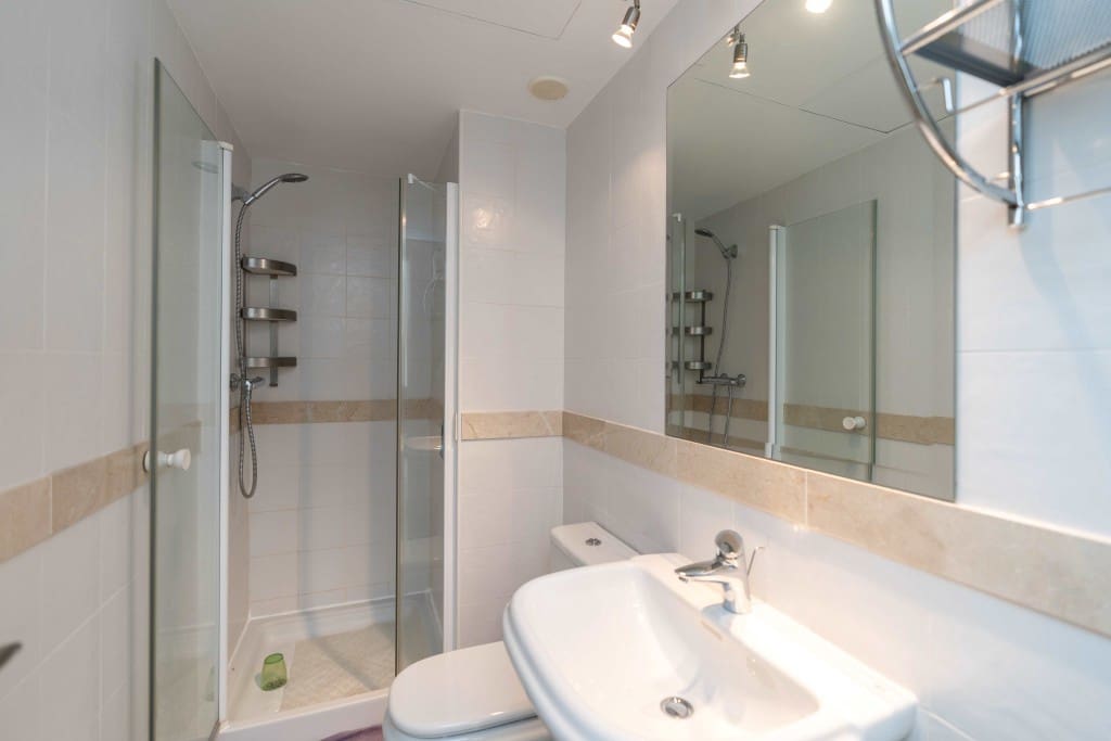 2 bedroom Apartment for sale in Calahonda with pool - € 299,000 (Ref: 8911639)