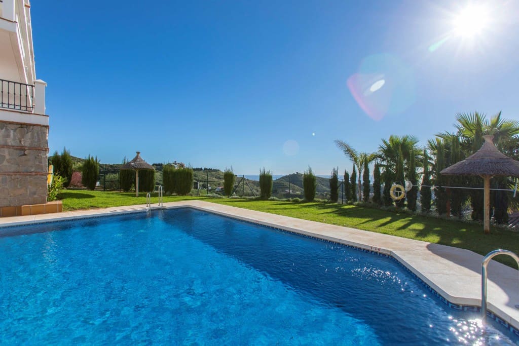 2 bedroom Apartment for sale in Calahonda with pool - € 299,000 (Ref: 8911639)