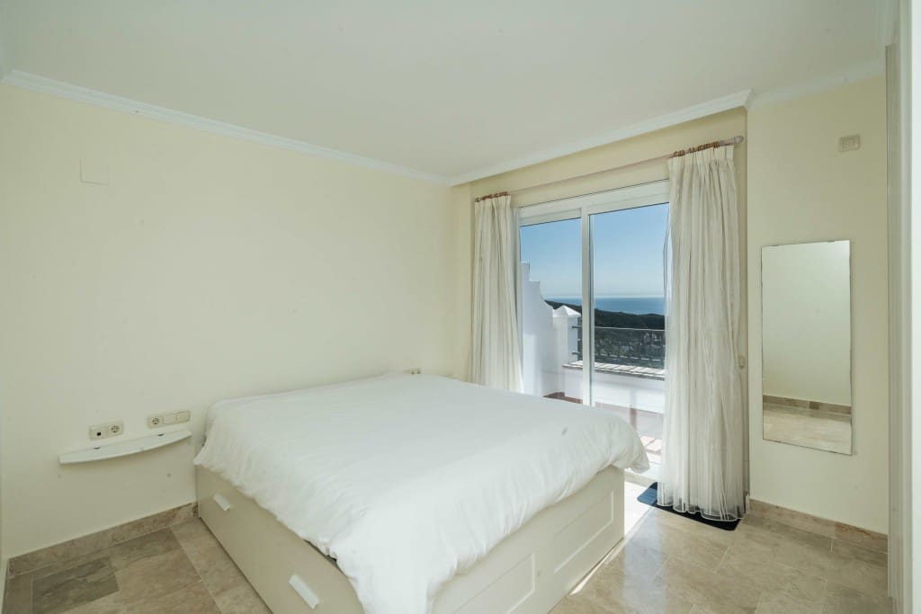 2 bedroom Apartment for sale in Calahonda with pool - € 299,000 (Ref: 8911639)