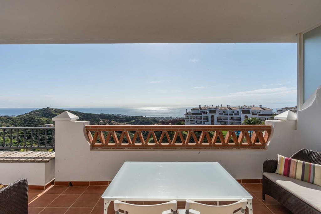 2 bedroom Apartment for sale in Calahonda with pool - € 299,000 (Ref: 8911639)