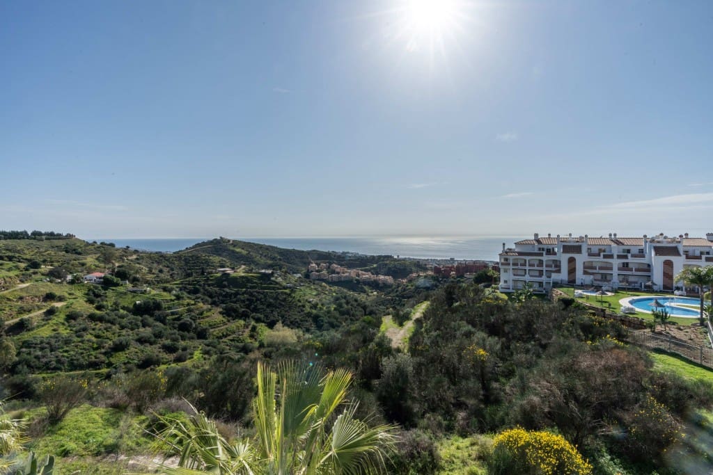 2 bedroom Apartment for sale in Calahonda with pool - € 299,000 (Ref: 8911639)