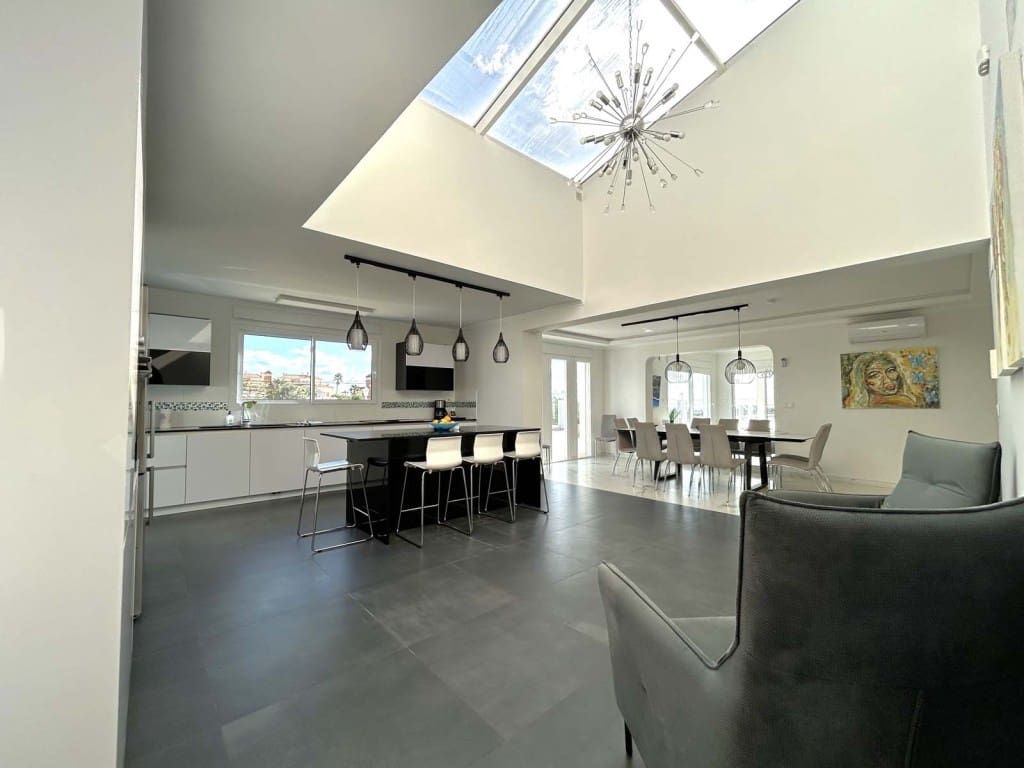 7 slaapkamer Villa te koop in Mijas Costa met zwembad - € 3.720.000 (Ref: 8911676)