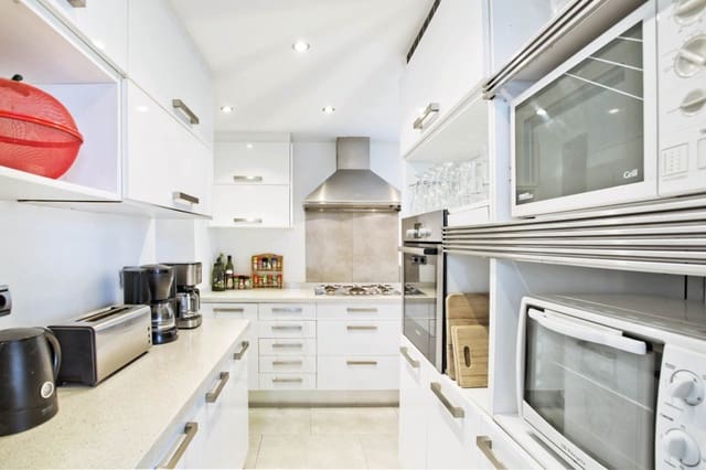 8 sypialnia Willa na sprzedaż w Elviria, Marbella z basenem garażem - 1 995 000 € (Ref: 8911687)