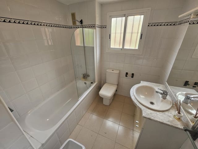 2 bedroom Apartment for holiday rental in La Reserva, Marbella with pool garage - € 900 (Ref: 8911690)