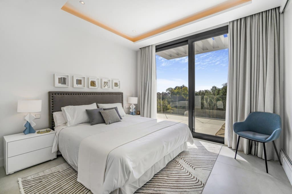 6 bedroom Villa for sale in Marbella with pool - € 5,900,000 (Ref: 8911694)