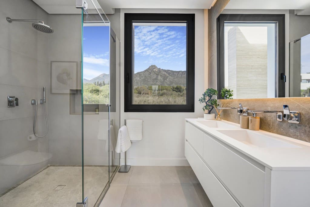 6 bedroom Villa for sale in Marbella with pool - € 5,900,000 (Ref: 8911694)