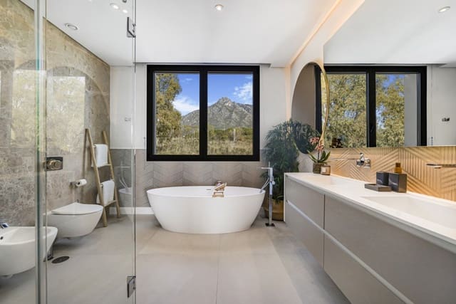 6 bedroom Villa for sale in Marbella with pool - € 5,900,000 (Ref: 8911694)