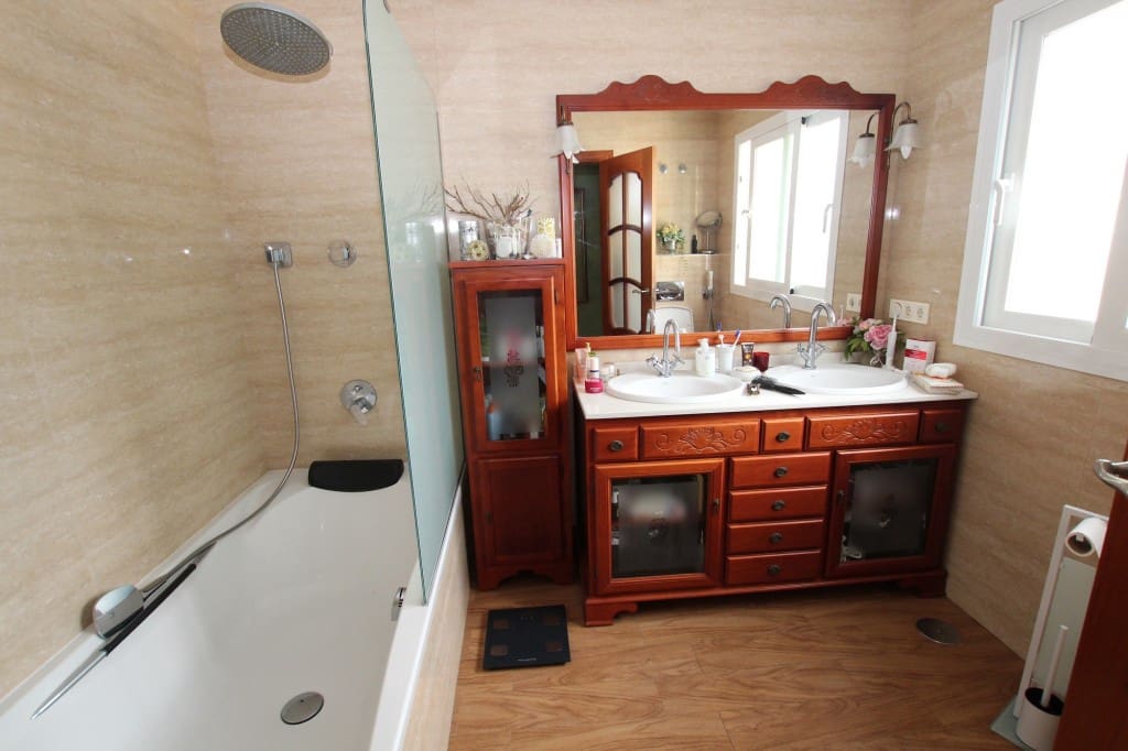 4 soveværelse Villa til salg i Carib Playa med swimmingpool garage - € 1.250.000 (Ref: 8915133)