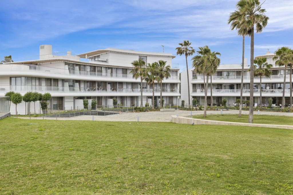 3 bedroom Apartment for sale in Estepona with pool garage - € 1,145,000 (Ref: 9004586)