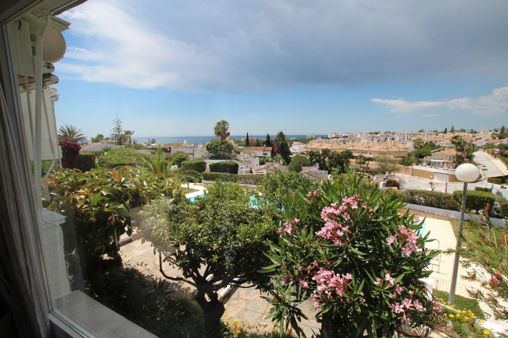 3 soveværelse Bungalow til salg i Mijas Costa med swimmingpool garage - € 439.000 (Ref: 9004599)