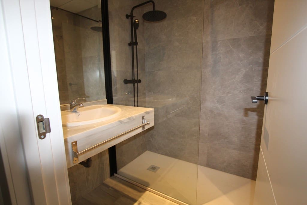 3 sypialnia Apartament na sprzedaż w Cabopino z basenem garażem - 458 000 € (Ref: 9004609)