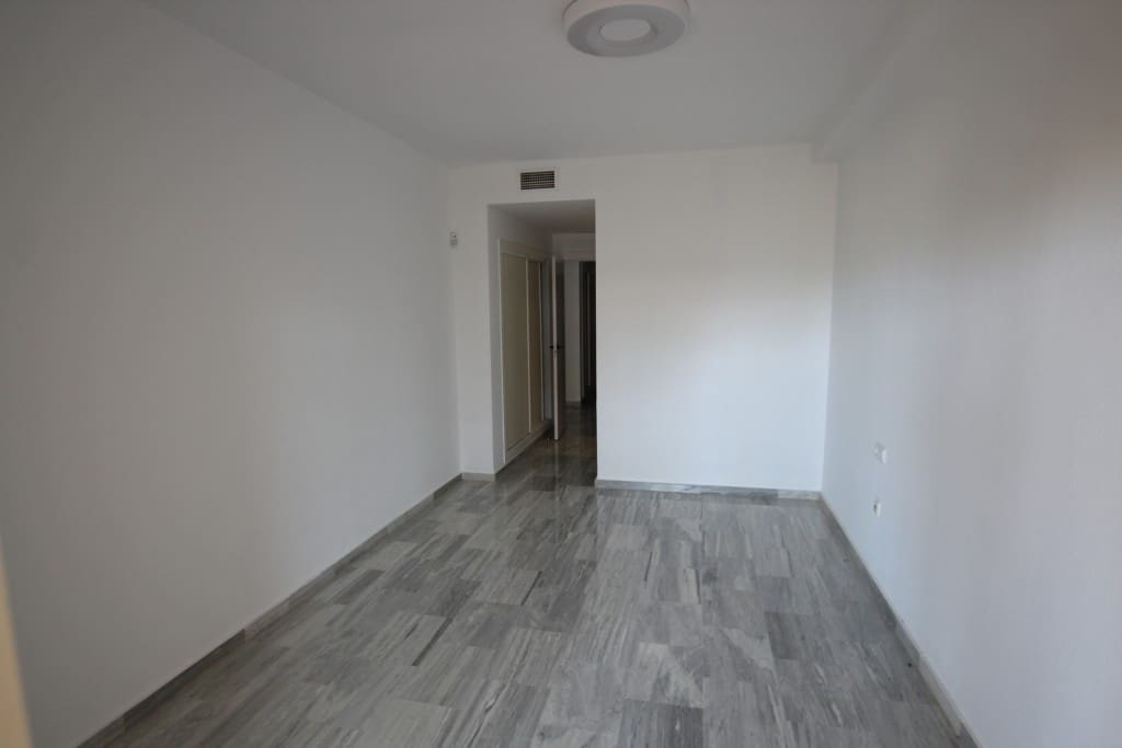 3 sypialnia Apartament na sprzedaż w Cabopino z basenem garażem - 458 000 € (Ref: 9004609)