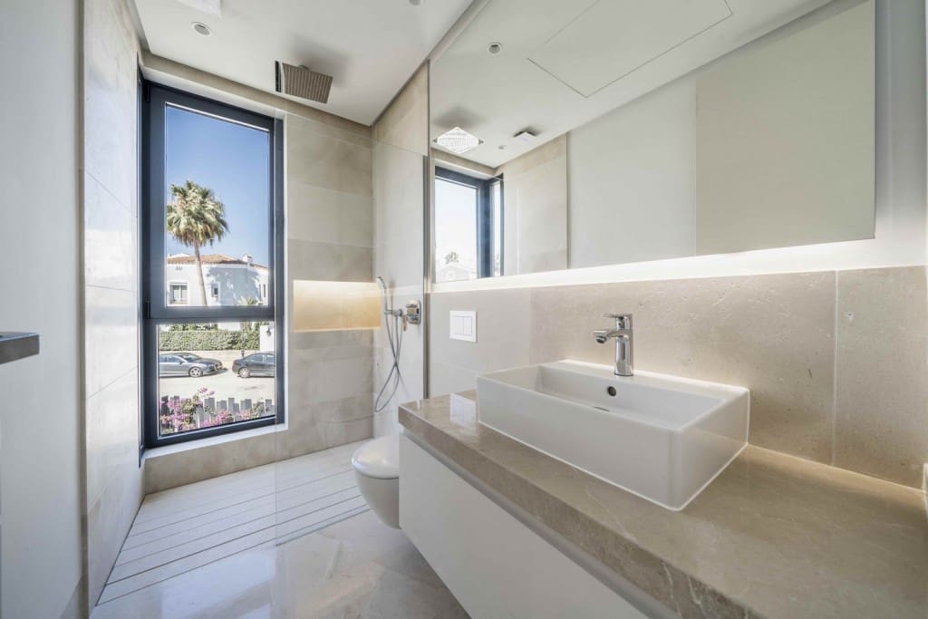 4 makuuhuone Huvila myytävänä paikassa El Paraiso mukana uima-altaan 
autotalli - 1 995 000 € (Ref: 9004614)