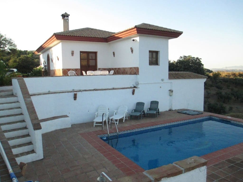 4 bedroom Villa for sale in Guaro with pool garage - € 425,000 (Ref: 9146822)
