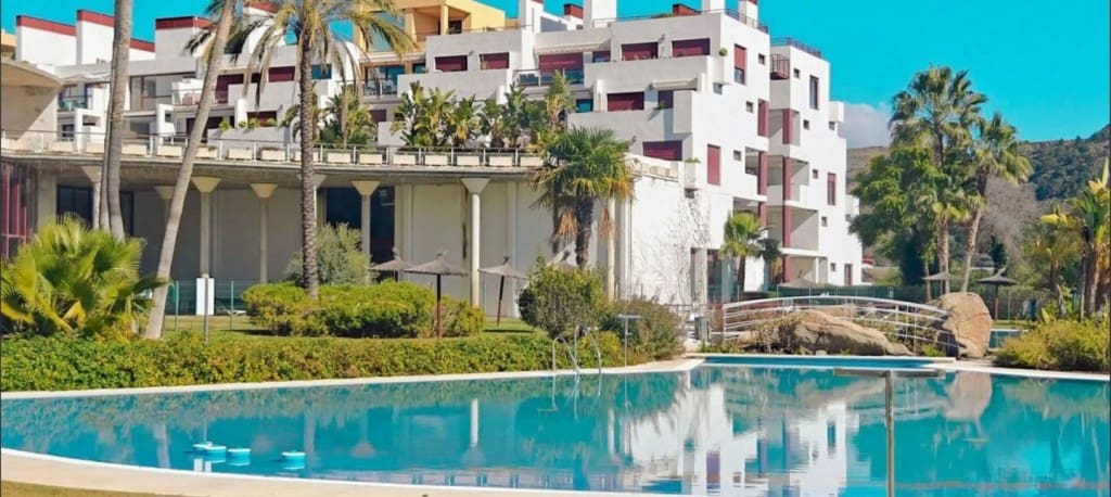2 bedroom Penthouse for sale in Benahavis with pool garage - € 378,000 (Ref: 9146823)