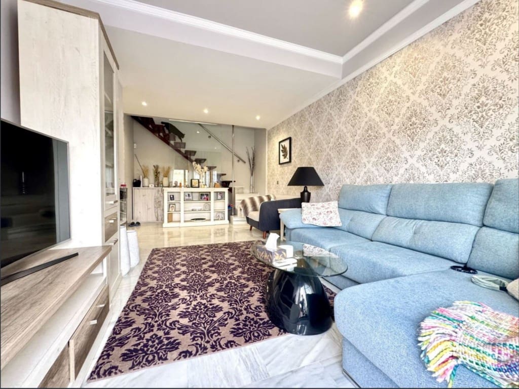 2 bedroom Penthouse for sale in Benahavis with pool garage - € 378,000 (Ref: 9146823)