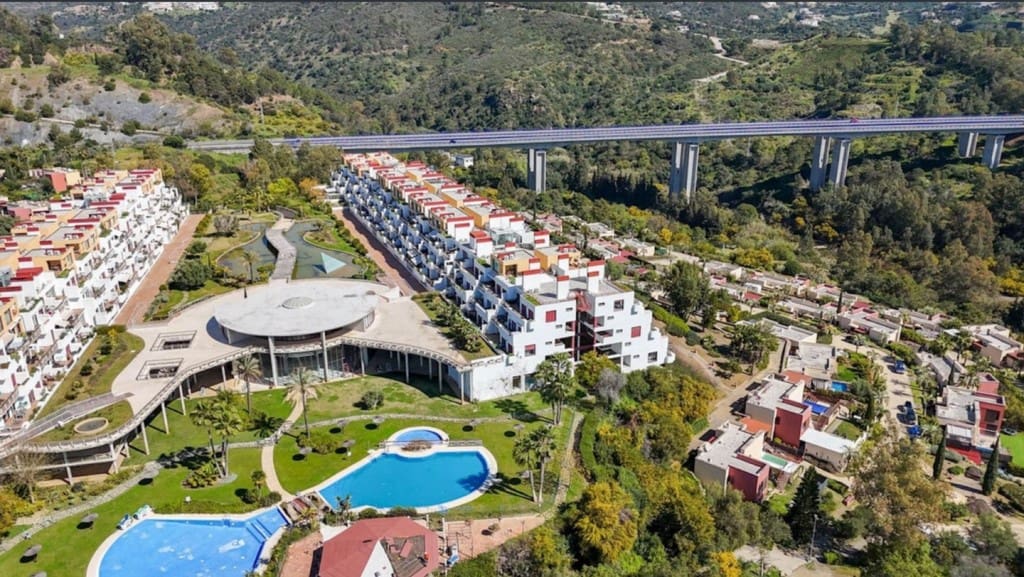 2 bedroom Penthouse for sale in Benahavis with pool garage - € 378,000 (Ref: 9146823)