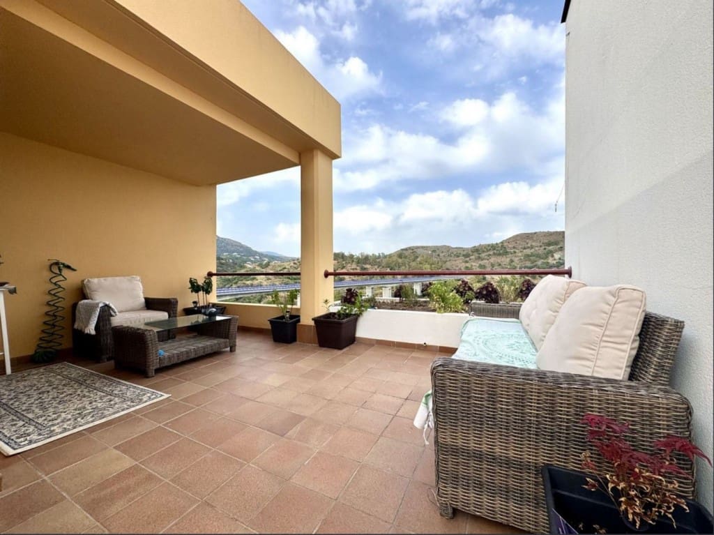 2 bedroom Penthouse for sale in Benahavis with pool garage - € 378,000 (Ref: 9146823)