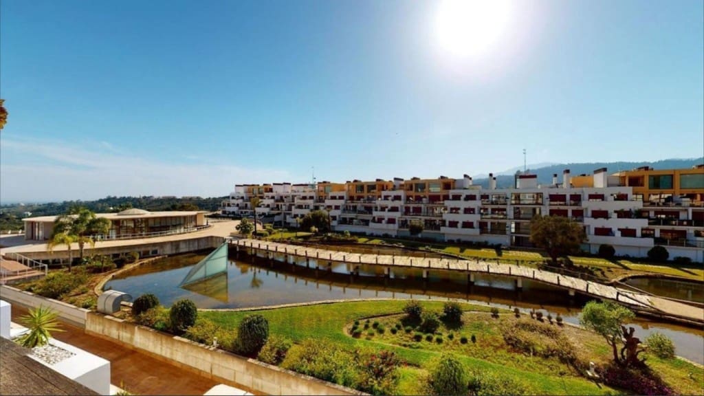 2 bedroom Penthouse for sale in Benahavis with pool garage - € 378,000 (Ref: 9146823)
