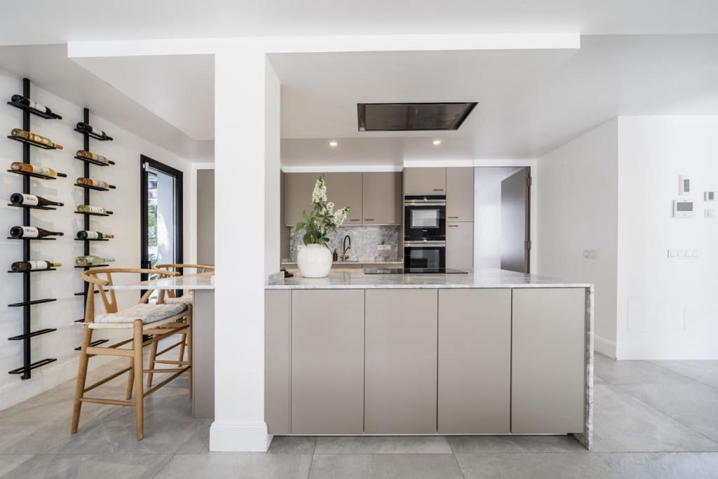 6 slaapkamer Villa te koop in Nueva Andalucia met zwembad - € 4.250.000 (Ref: 9146852)