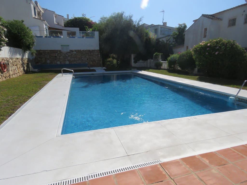 2 slaapkamer Bungalow te koop in Mijas Costa met zwembad - € 299.000 (Ref: 9200316)