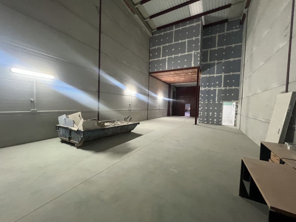 Commercial for sale in Mollina - € 160,000 (Ref: 9468027)