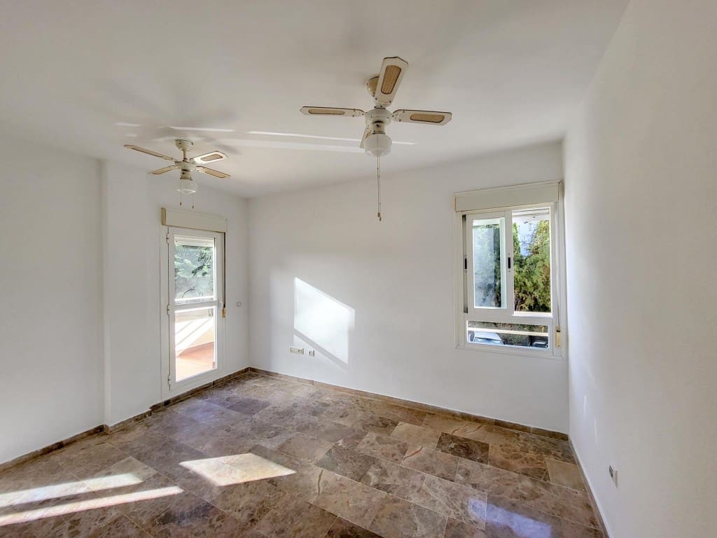 2 soverom Leilighet til salgs i Riviera del Sol med svømmebasseng - € 230 000 (Ref: 9468036)