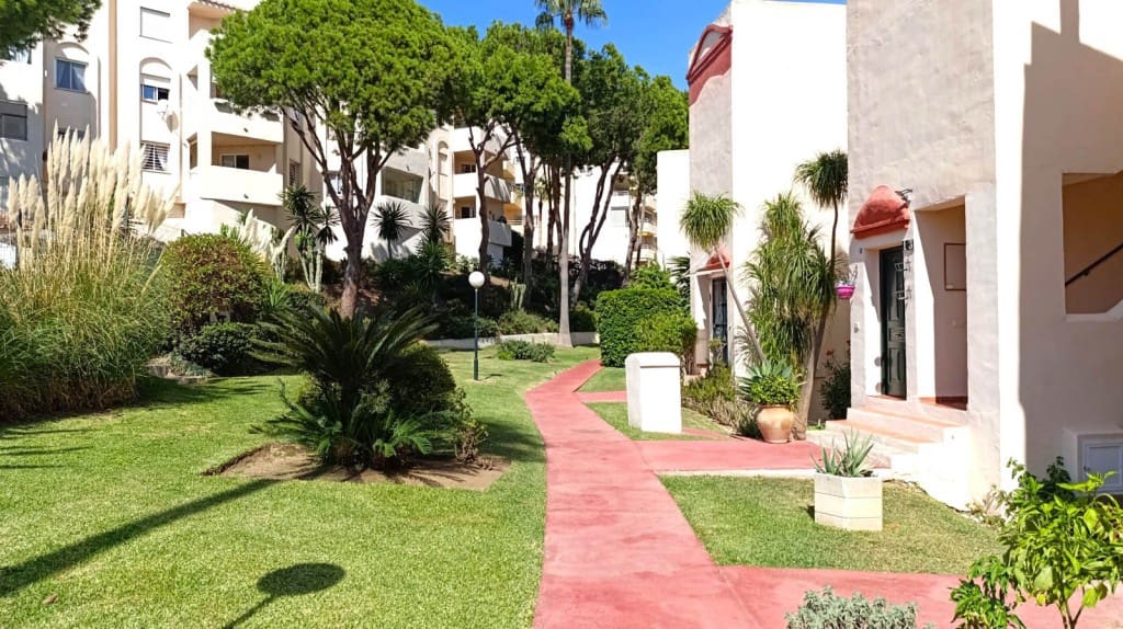 2 bedroom Apartment for sale in Riviera del Sol with pool - € 225,000 (Ref: 9468045)