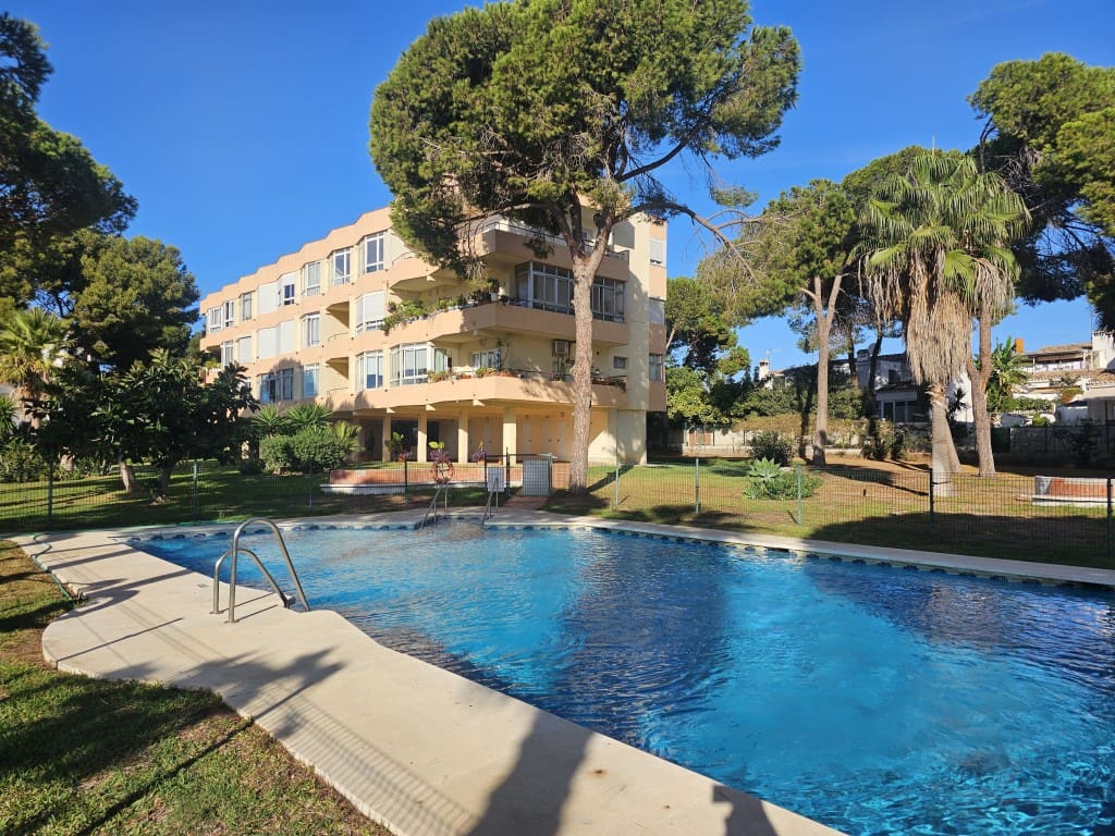 2 bedroom Apartment for sale in Mijas Costa with pool - € 379,000 (Ref: 9468049)