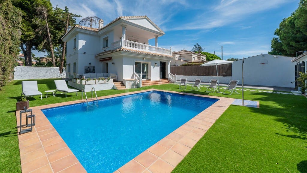 4 Zimmer Villa zu verkaufen in Cabopino mit Pool - 1.395.000 € (Ref: 9468056)