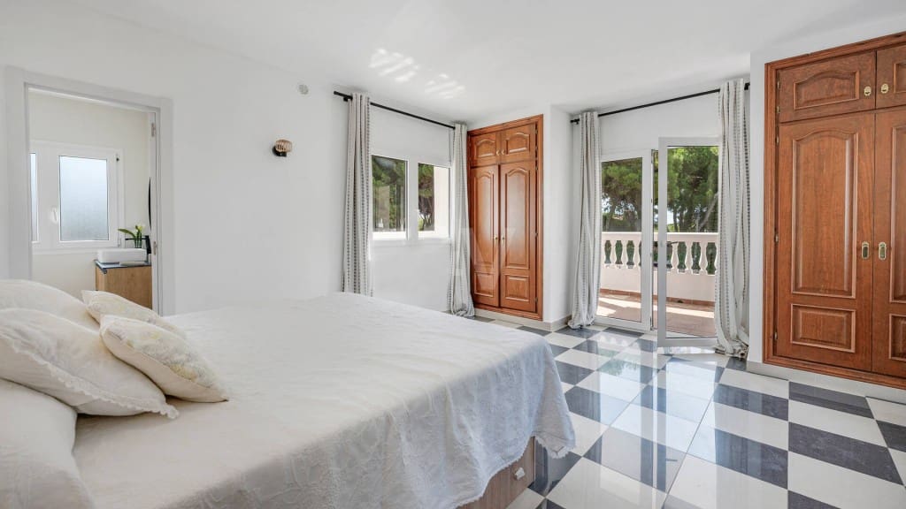 4 Zimmer Villa zu verkaufen in Cabopino mit Pool - 1.395.000 € (Ref: 9468056)