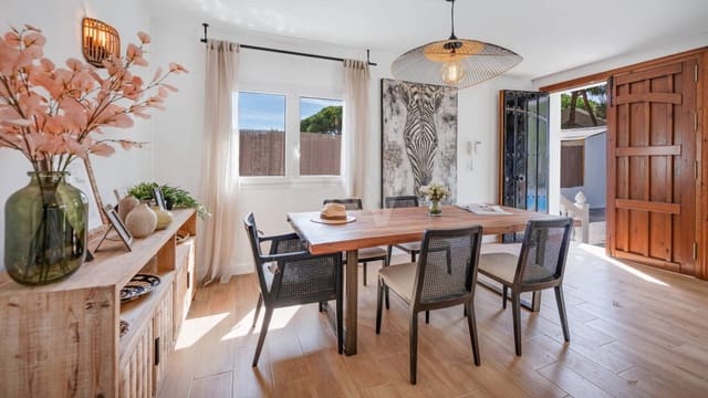 4 bedroom Villa for sale in Cabopino, Marbella with pool - € 1,395,000 (Ref: 9468056)