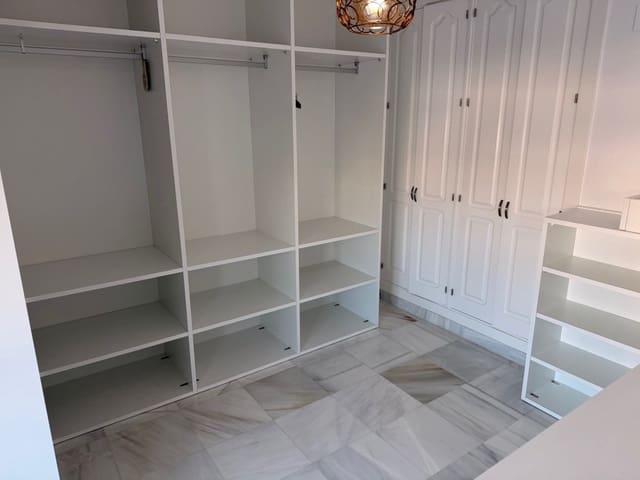 2 bedroom Townhouse for sale in Puerto Banus, Marbella - € 695,000 (Ref: 9491050)