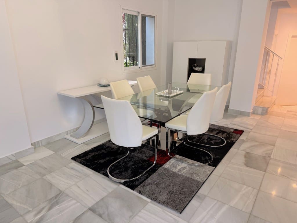 2 bedroom Townhouse for sale in Puerto Banus - € 690,000 (Ref: 9491050)