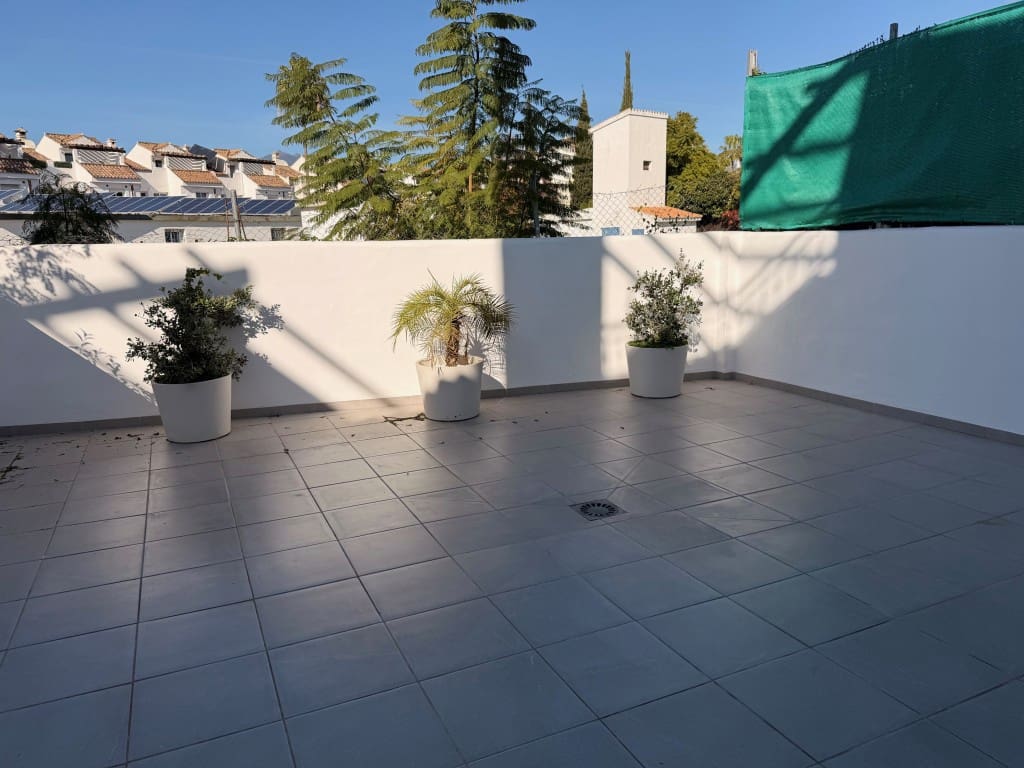 2 bedroom Townhouse for sale in Puerto Banus - € 690,000 (Ref: 9491050)