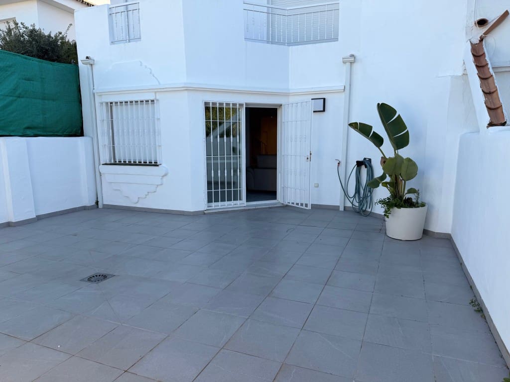 2 bedroom Townhouse for sale in Puerto Banus - € 690,000 (Ref: 9491050)