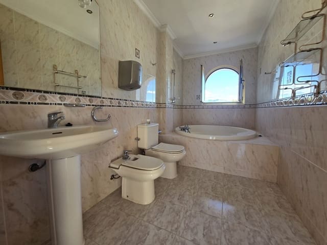 Chalet de 4 habitaciones en Mijas Costa, Mijas en venta con piscina garaje - 895.000 € (Ref: 9518390)