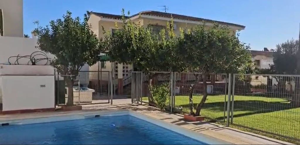 5 bedroom Villa for sale in Mijas Costa with pool garage - € 700,000 (Ref: 9614631)
