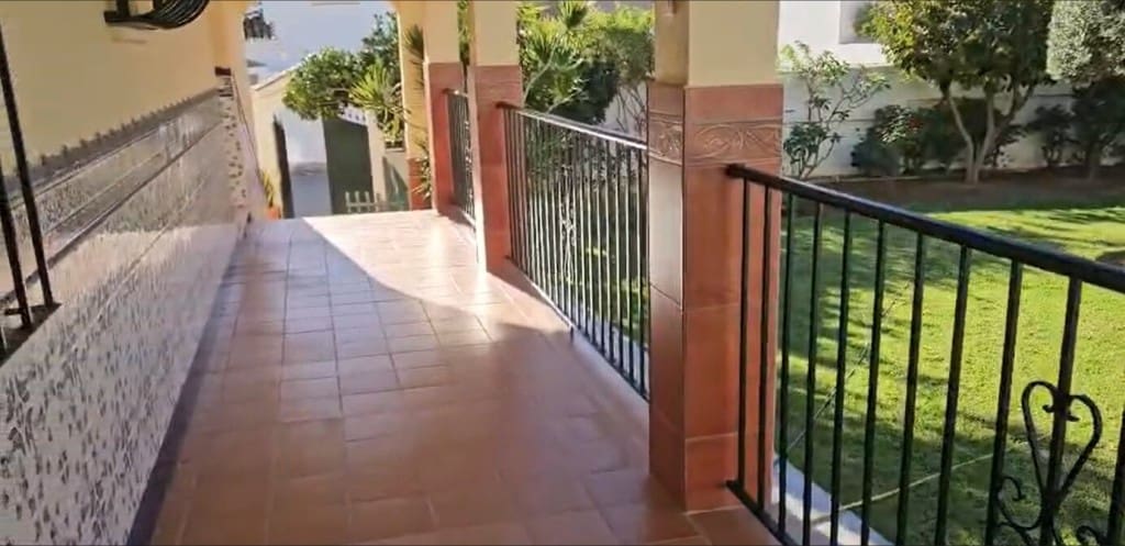 5 bedroom Villa for sale in Mijas Costa with pool garage - € 700,000 (Ref: 9614631)