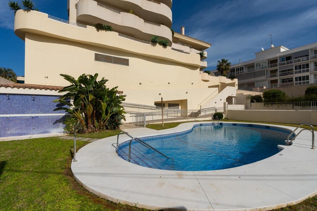 2 bedroom Apartment for sale in Benalmadena with pool garage - € 420,000 (Ref: 9614633)