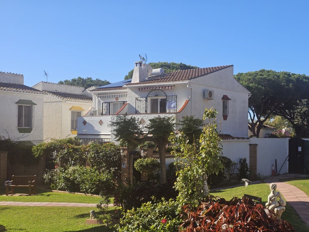 2 bedroom Townhouse for sale in Calahonda with pool - € 410,000 (Ref: 9614636)