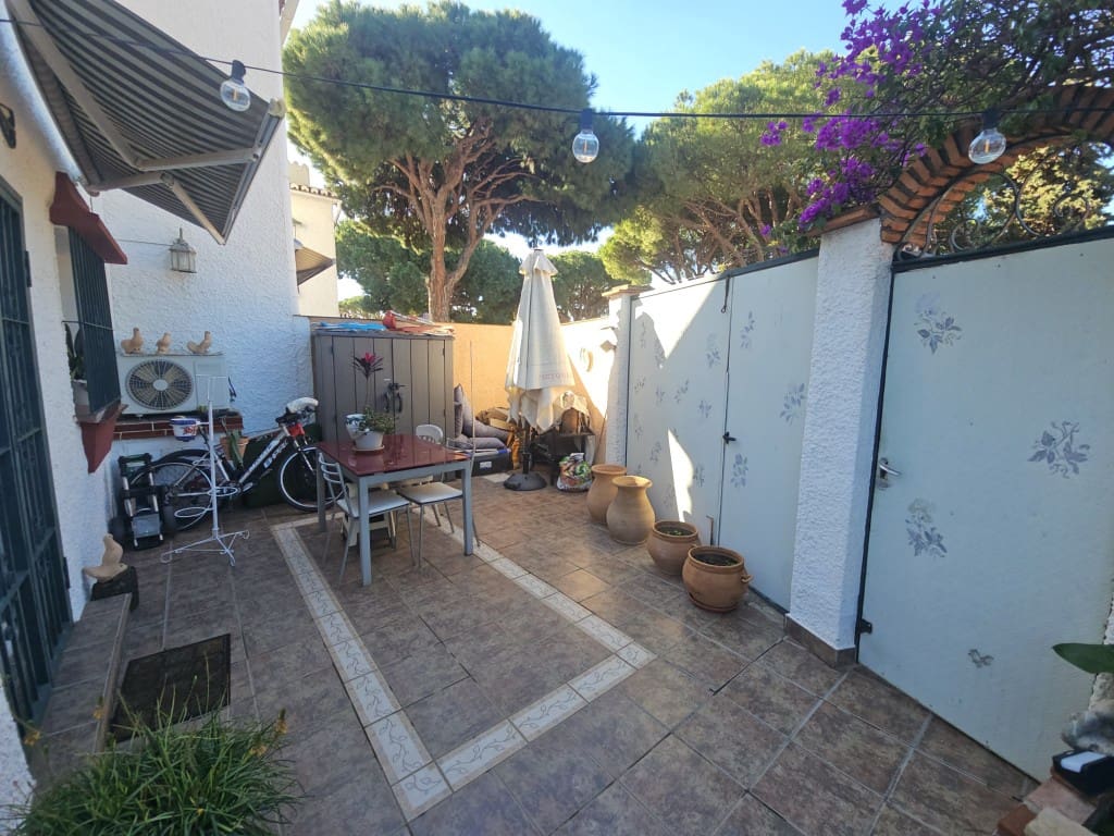 2 bedroom Townhouse for sale in Calahonda with pool - € 410,000 (Ref: 9614636)