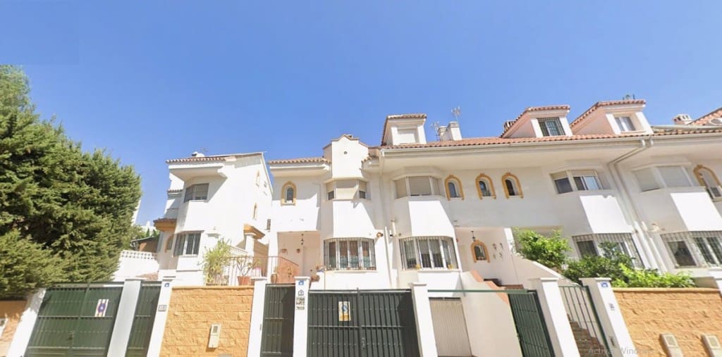 4 bedroom Townhouse for sale in Mijas Costa with pool garage - € 527,000 (Ref: 9614637)