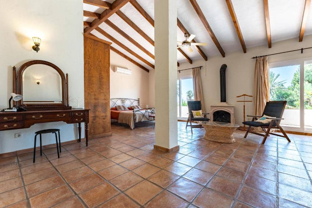 5 bedroom Villa for sale in Marbesa with pool - € 1,290,000 (Ref: 9614639)