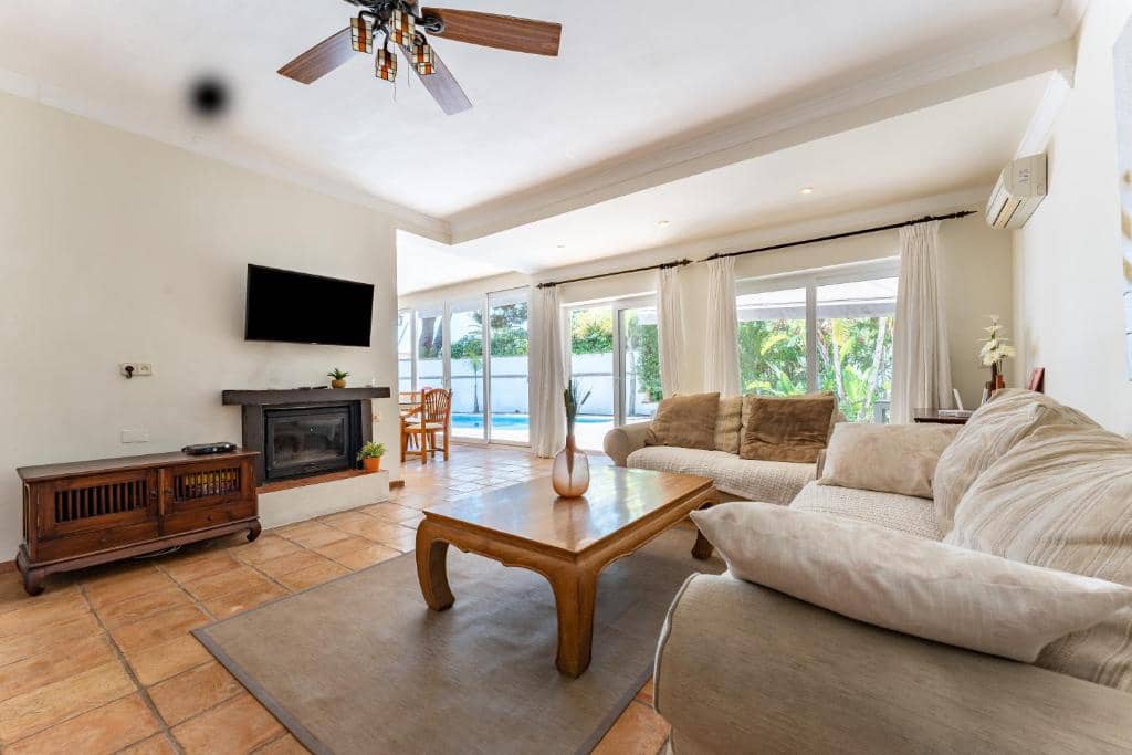 5 bedroom Villa for sale in Marbesa with pool - € 1,290,000 (Ref: 9614639)