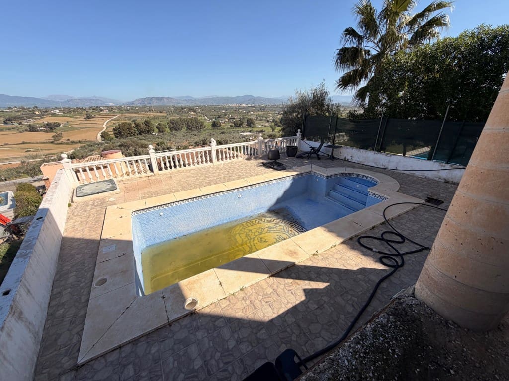 Chalet de 4 habitaciones en Coín en venta con piscina - 535.000 € (Ref: 9685971)