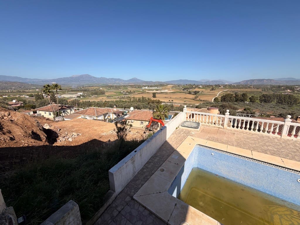 Chalet de 4 habitaciones en Coín en venta con piscina - 535.000 € (Ref: 9685971)